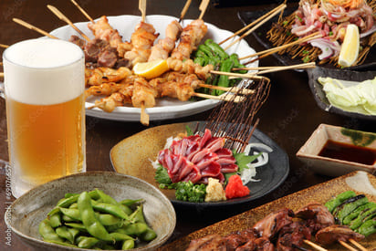 居酒屋の料理が並んでいる画像