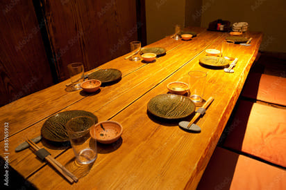 居酒屋のテーブルの上の料理の画像
