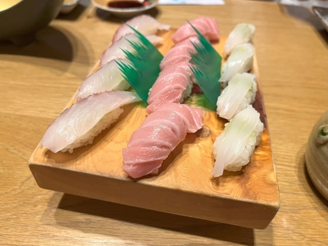 握りたての寿司の画像