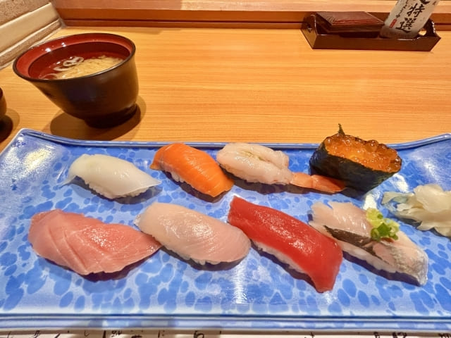 寿司屋のカウンターに並ぶお寿司の画像