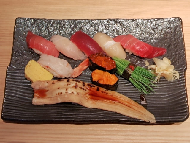 老舗の寿司屋の寿司の画像