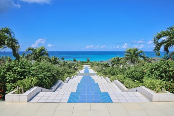 海に続く階段の画像