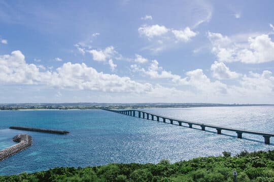 海と橋の画像